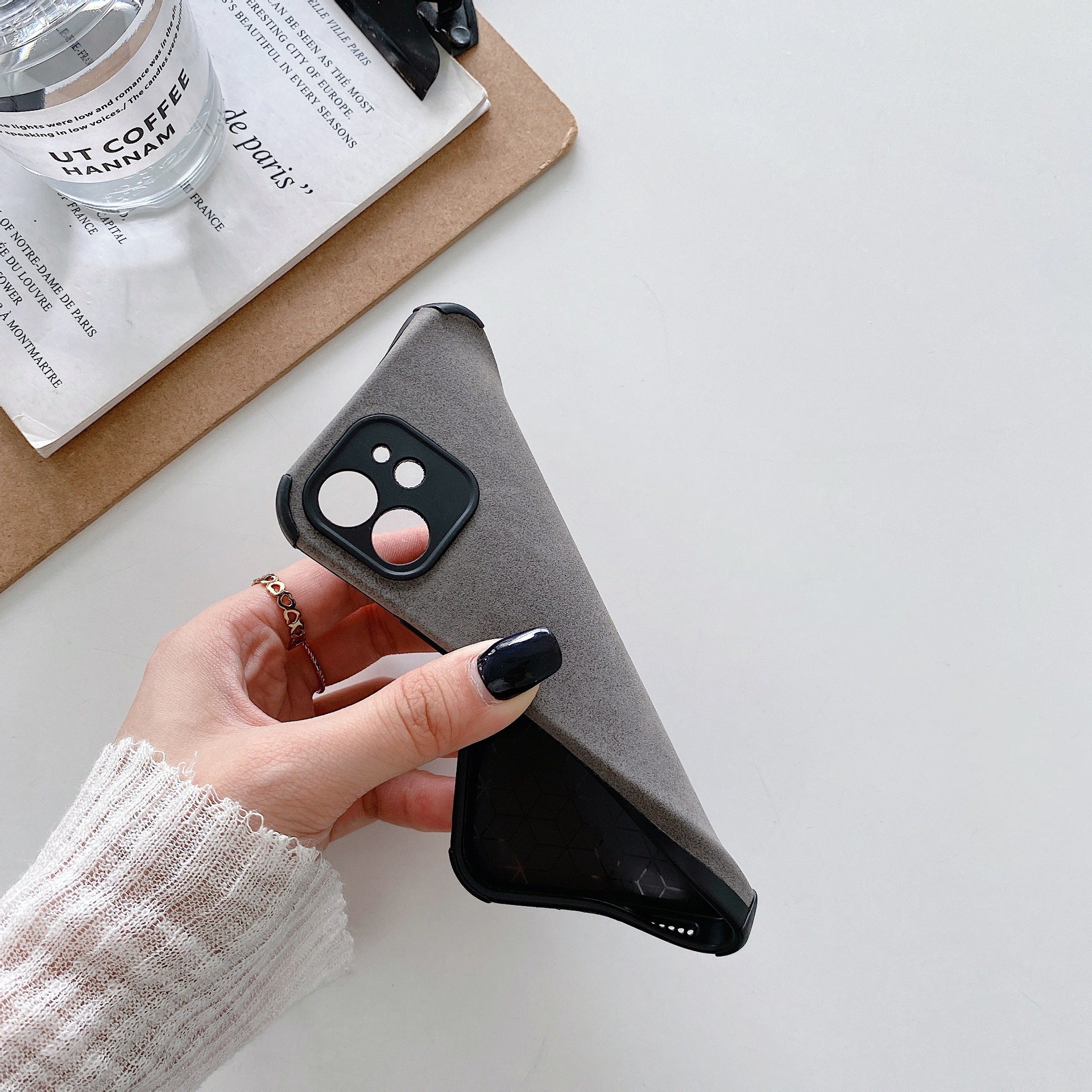 Personalisierte Luxus Apple iPhone Hülle aus Lammfell-Leder | Individueller Name | MagSafe Case mit Kameraprotektion für iPhone 17/17 Air, 16/16e, 15, 14, 13 Pro Max Plus