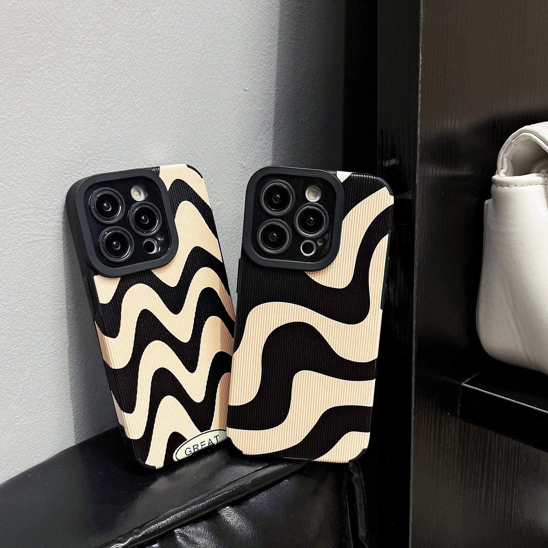 Luxus Ultra-Dünne Schwarz-Weiße Zebrastreifen iPhone-Hülle | MagSafe Case mit Kameraschutzabdeckung für Apple iPhone 17/17 Air, 16/16e, 15, 14, 13 Pro Max Plus Cover | Panzertasche, stoßfeste Handyhülle | Silikon-Softcover-Schutzhülle