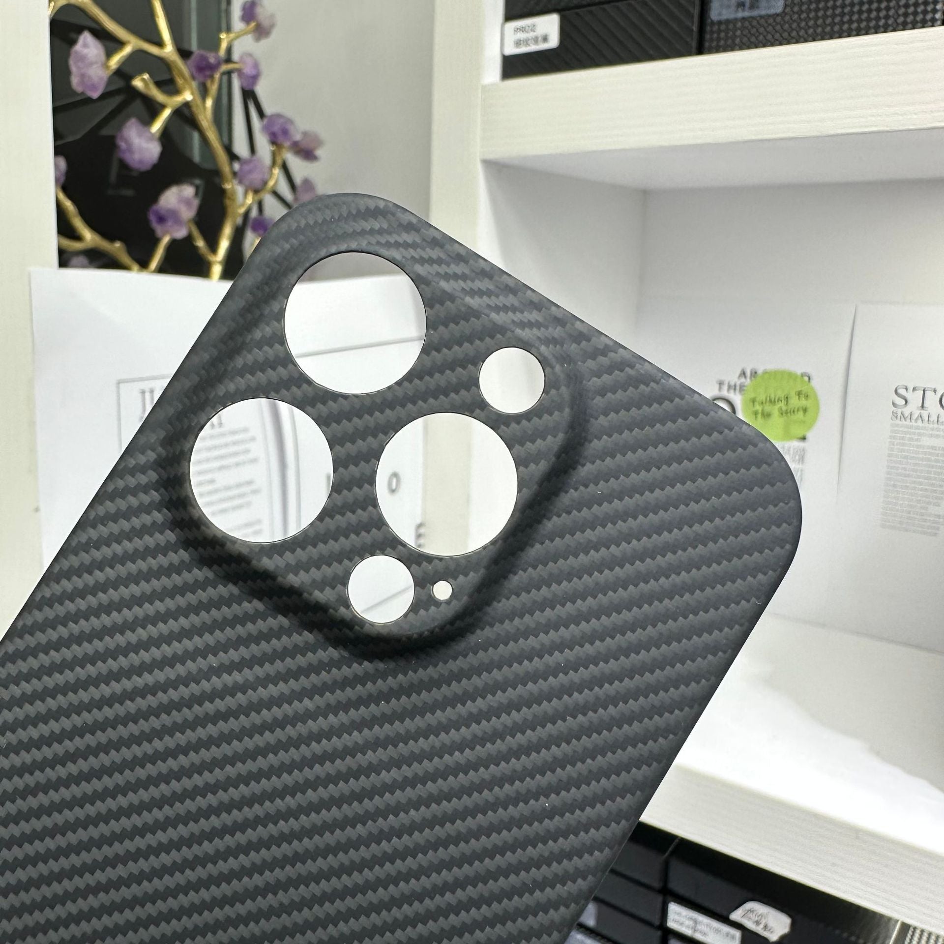 Premium Apple iPhone Hülle | MagSafe Kompatibel, Kameraobjektiv-Schutz, Displayschutz | Ultra Dünn, Stoßfest, Magnetisch, Rundum-Schutz Cover – Kohlefaser-Struktur, Weiches TPU, Leicht, Wasserdicht, Kratzfest, Anti-Fingerabdruck