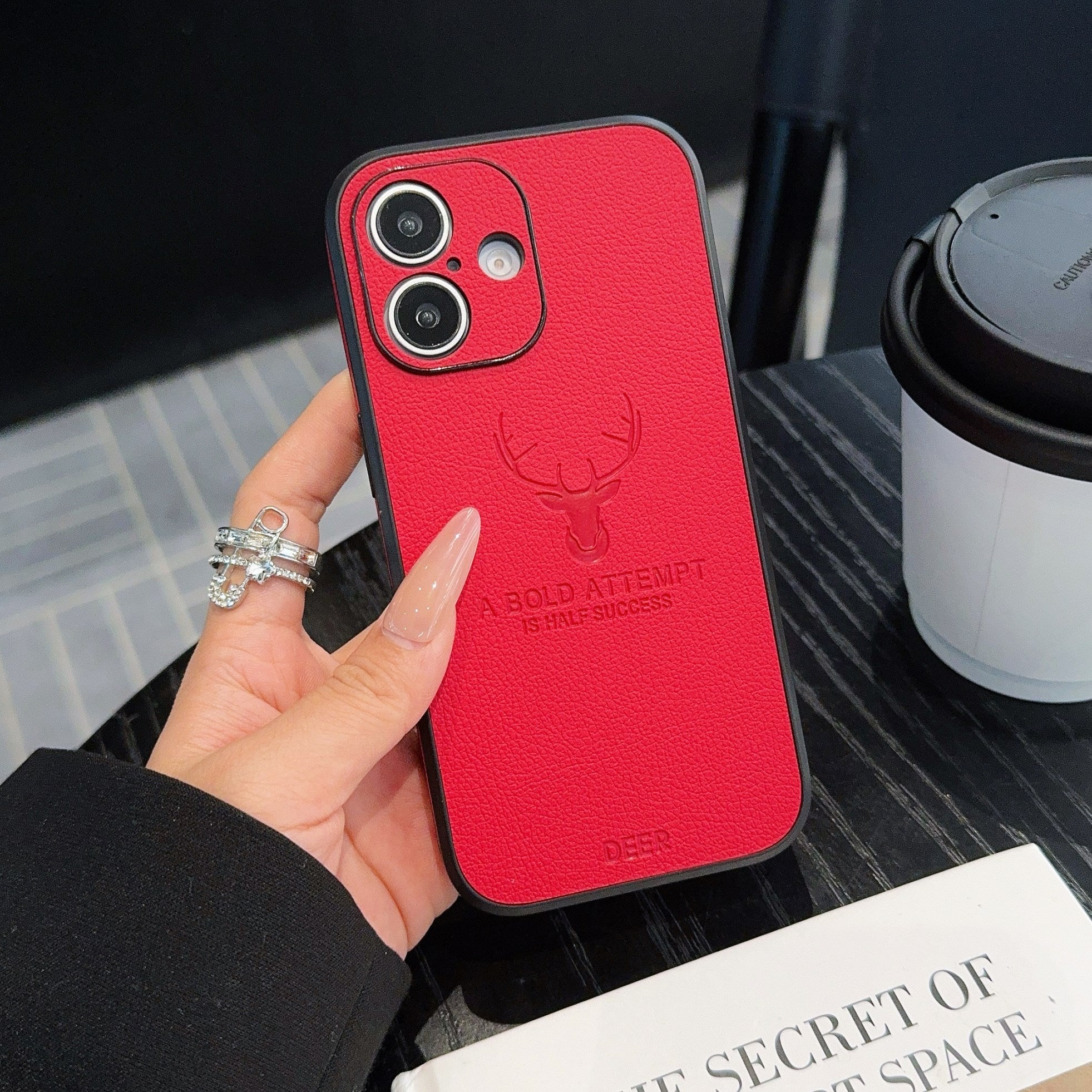 Premium Hirschleder-Textur Ultra-Dünne iPhone Hülle | MagSafe Case mit Rundumschutz und Kameralinsenschutz für Apple iPhone 17/17 Air, 16/16e, 15, 14, 13 Pro Max Plus | Panzertasche Handyhülle