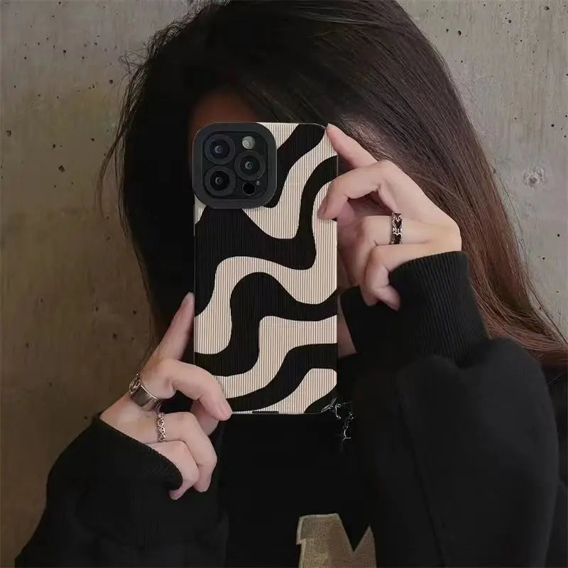 Luxus Ultra-Dünne Schwarz-Weiße Zebrastreifen iPhone-Hülle | MagSafe Case mit Kameraschutzabdeckung für Apple iPhone 17/17 Air, 16/16e, 15, 14, 13 Pro Max Plus Cover | Panzertasche, stoßfeste Handyhülle | Silikon-Softcover-Schutzhülle