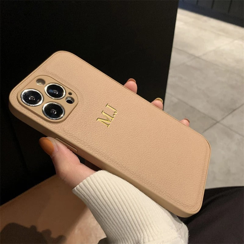 Personalisierte Luxus Leder iPhone Hülle für Apple iPhone 16/16e, 15, 14, 13, 12 Pro Max, Pro, Plus & Mini | Name, Initialen, Symbolen & Zahlen | Individuelles Case mit Gravur | MagSafe kompatibles Cover mit Kameraschutz & Echtleder