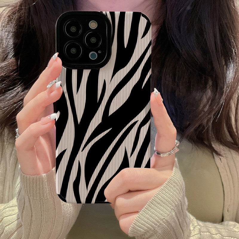 Luxus Ultra-Dünne Schwarz-Weiße Zebrastreifen iPhone-Hülle | MagSafe Case mit Kameraschutzabdeckung für Apple iPhone 17/17 Air, 16/16e, 15, 14, 13 Pro Max Plus Cover | Panzertasche, stoßfeste Handyhülle | Silikon-Softcover-Schutzhülle
