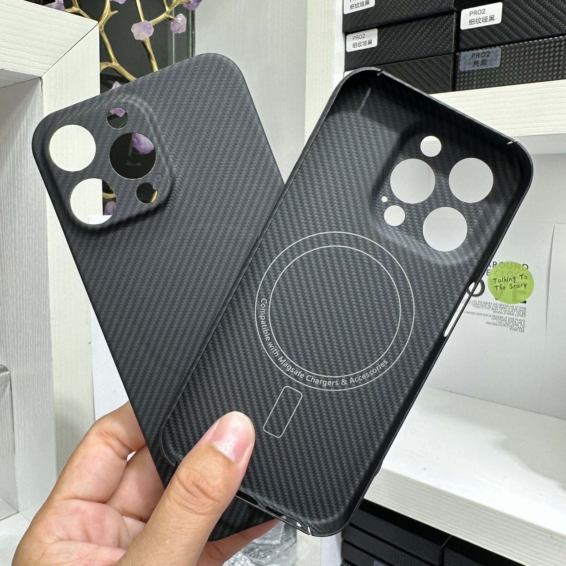 Premium Apple iPhone Hülle | MagSafe Kompatibel, Kameraobjektiv-Schutz, Displayschutz | Ultra Dünn, Stoßfest, Magnetisch, Rundum-Schutz Cover – Kohlefaser-Struktur, Weiches TPU, Leicht, Wasserdicht, Kratzfest, Anti-Fingerabdruck