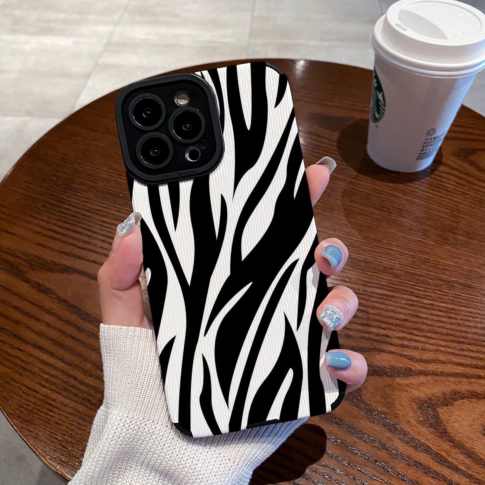 Luxus Ultra-Dünne Schwarz-Weiße Zebrastreifen iPhone-Hülle | MagSafe Case mit Kameraschutzabdeckung für Apple iPhone 17/17 Air, 16/16e, 15, 14, 13 Pro Max Plus Cover | Panzertasche, stoßfeste Handyhülle | Silikon-Softcover-Schutzhülle
