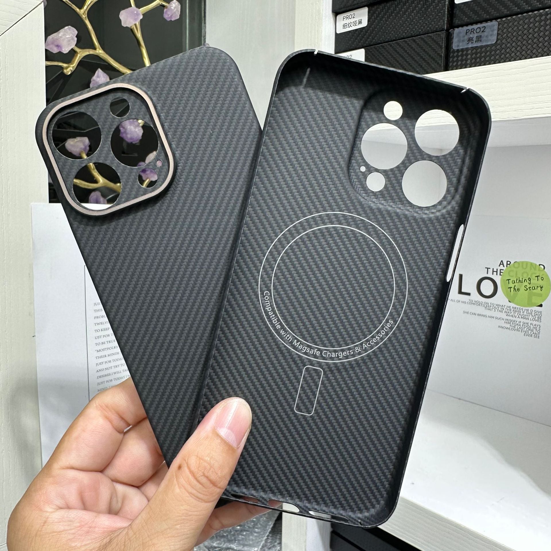 Premium Apple iPhone Hülle | MagSafe Kompatibel, Kameraobjektiv-Schutz, Displayschutz | Ultra Dünn, Stoßfest, Magnetisch, Rundum-Schutz Cover – Kohlefaser-Struktur, Weiches TPU, Leicht, Wasserdicht, Kratzfest, Anti-Fingerabdruck